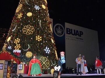 Lilia Cedillo enciende árbol de Navidad en la BUAP