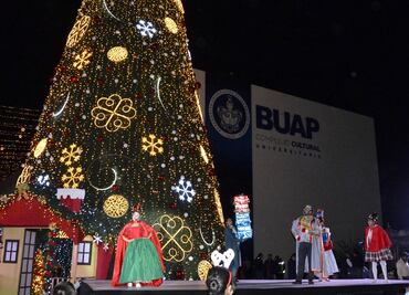 Lilia Cedillo enciende árbol de Navidad en la BUAP