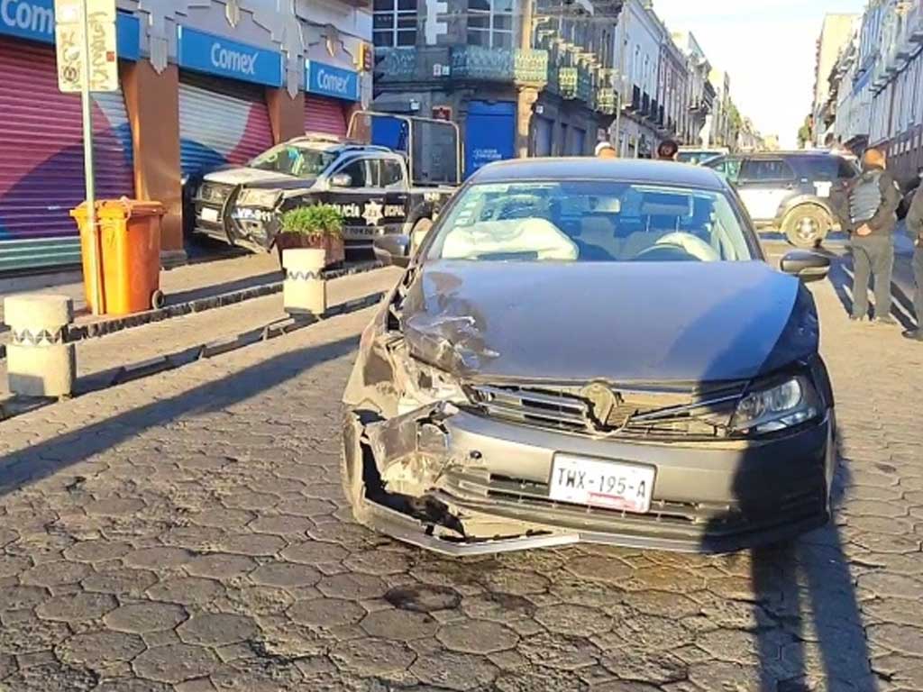 Patrulla sale volando tras choque; hay dos lesionados