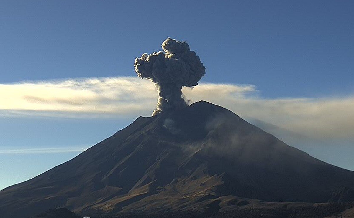 Volcán Popocatépetl emite fumarola y se espera caída de ceniza en Puebla