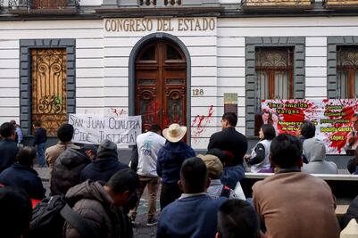 Manifestantes de Coyomeapan arrojan pintura en el Congreso; piden destitución de alcalde