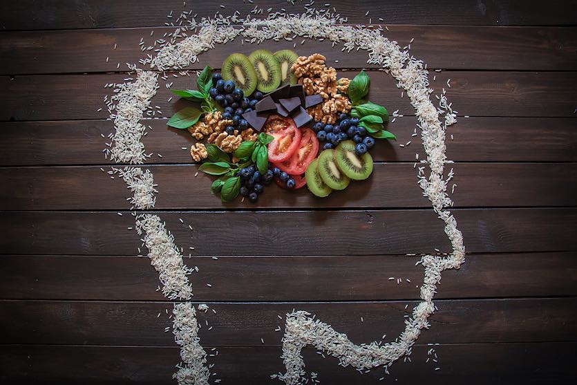 Para optimizar tu capacidad cognitiva, es recomendable seguir una dieta rica en nutrientes como ácidos grasos omega-3, que ayudan en la creación y reparación de las células cerebrales, y antioxidantes, que reducen el estrés celular y la inflamación, dos factores clave en el envejecimiento y en enfermedades neurodegenerativas como el Alzheimer.
Foto: Producción El Universal Puebla