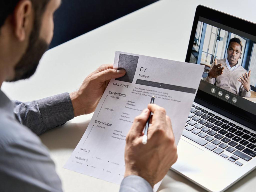 Tener un currículum vitae (CV) bien organizado es esencial en un entorno laboral muy competitivo, ya que ayuda a sobresalir entre otros aspirantes y mejora las probabilidades de conseguir el trabajo deseado.

Foto: Producción El Universal Puebla