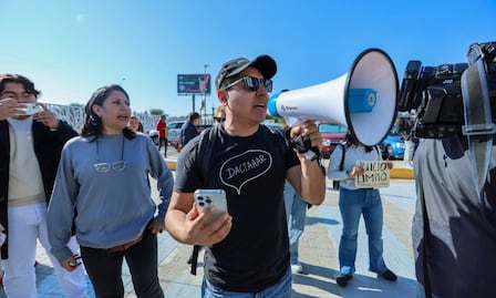 Mr. Doctor y víctimas de Marilyn Cote protestan en la Casa de Justicia