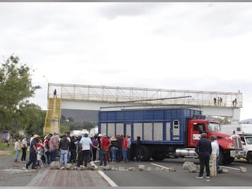 Reabren autopista México-Puebla pobladores que acusaron fraude en Tlahuapan