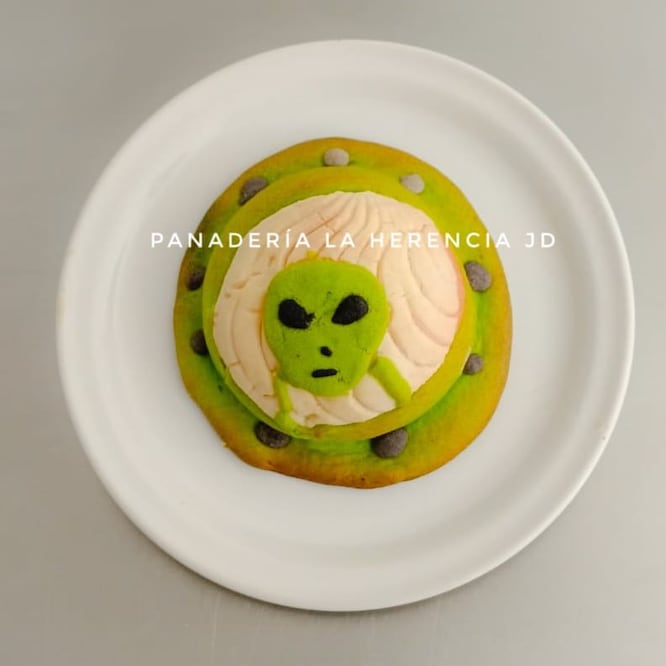 En honor a Jaime Maussan una panadería de Cholula creó las conchas alien y el conchatillo volador | Foto: Panadería la Herencia JD