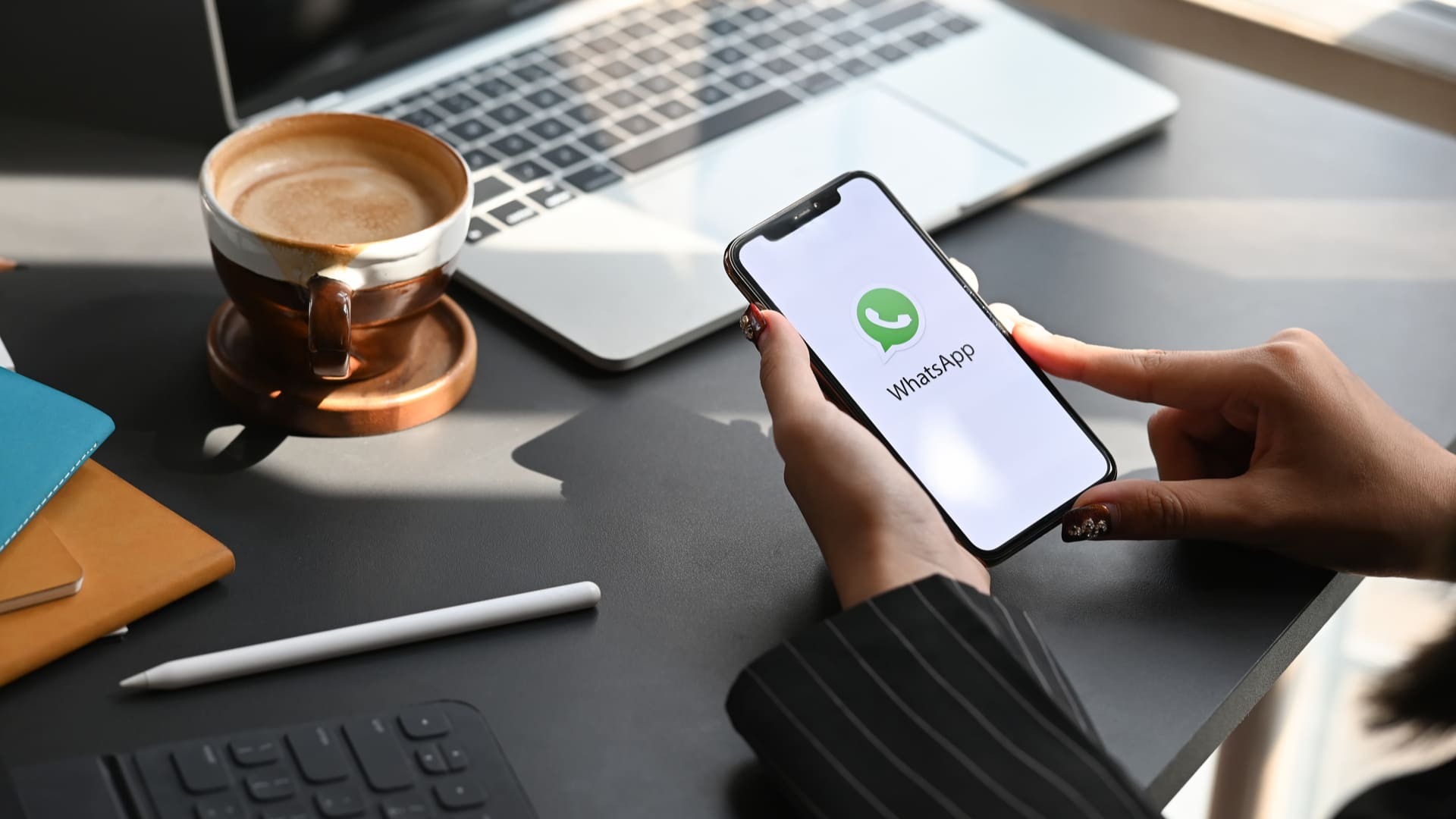 En julio, la compañía lanzó a nivel mundial una nueva versión de WhatsApp que incorpora Meta AI, una inteligencia artificial basada en el modelo Llama 3.

Foto: Producción El Universal Puebla
