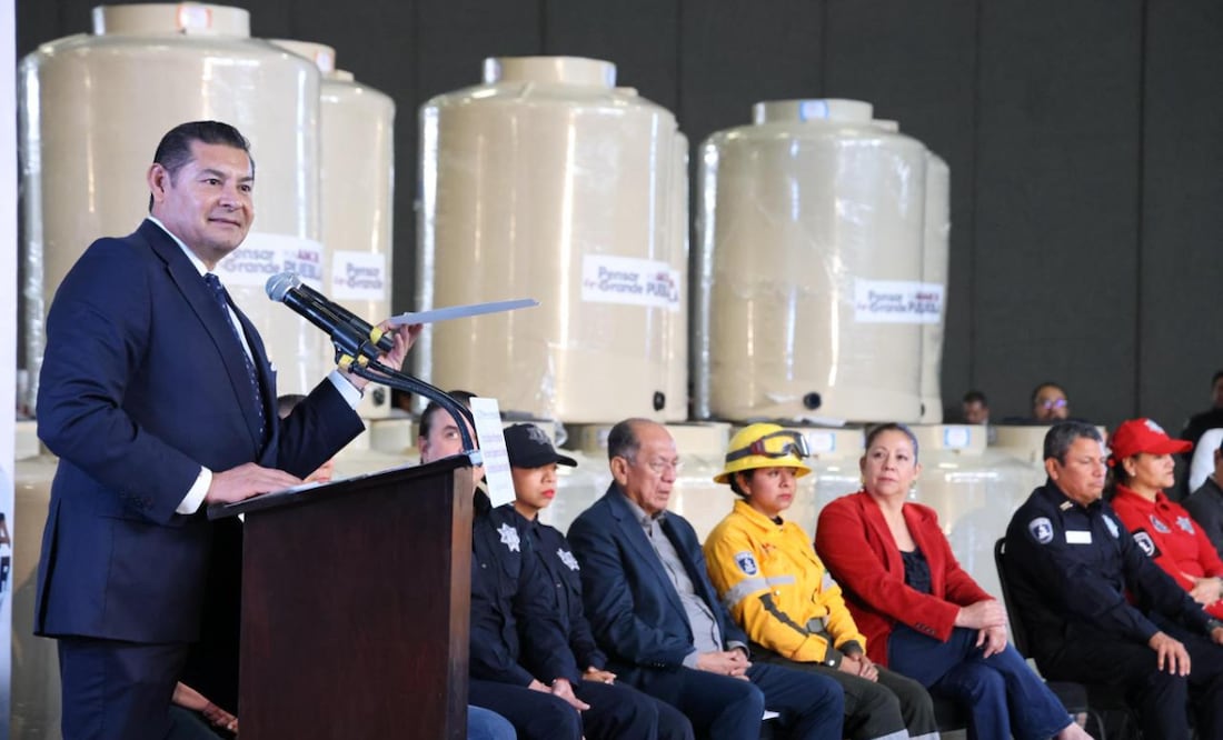 "En 12 años, ninguna autoridad se había preocupado por nosotros”, comentó un elemento del cuerpo de Bomberos del Estado | Foto: Gobierno del Estado