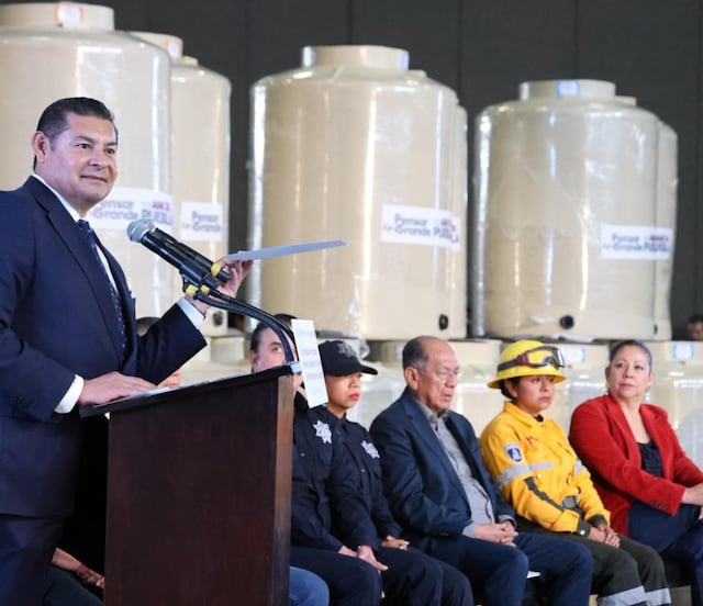 Gobierno entrega 110 mdp en apoyos de vivienda a 12 mil policías