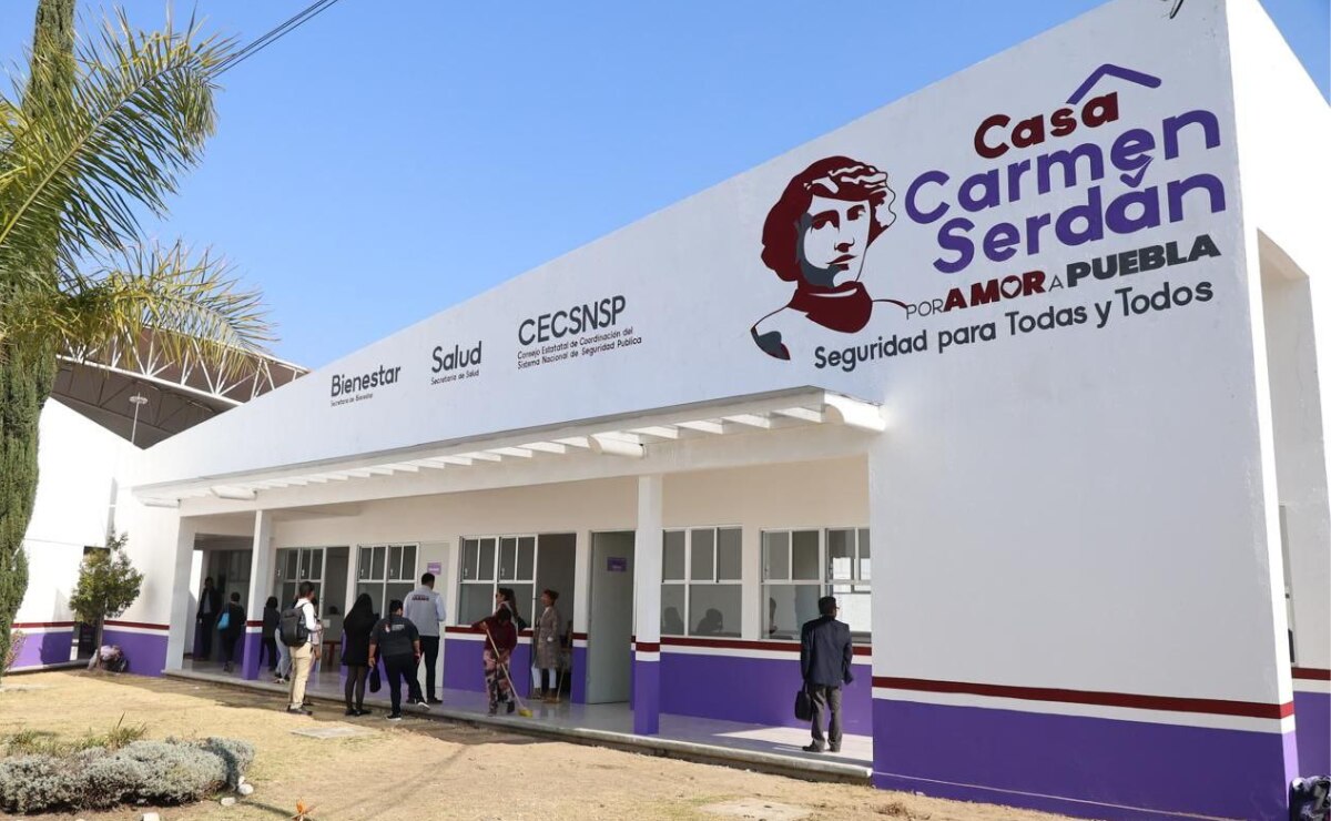 Citlalli Hernández, secretaria de las Mujeres del Gobierno Federal, y el gobernador Alejandro Armenta inauguraron la Casa Violeta Carmen Serdán, en la colonia Bosques de San Sebastián I Foto: Gobierno del Estado de Puebla