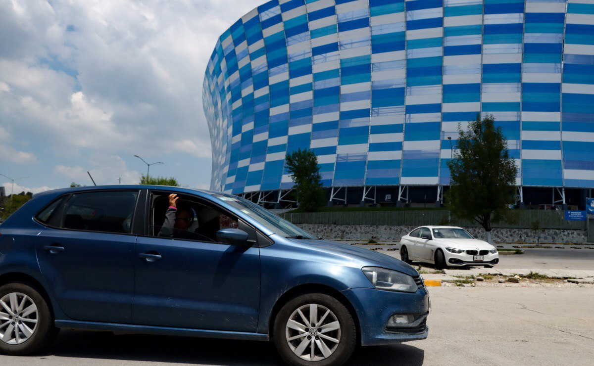 ¿Quién controla el estacionamiento del estadio Cuauhtémoc, donde hay robos y agresiones?