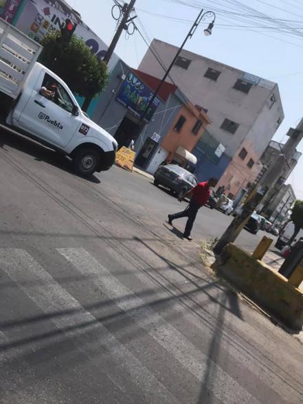 ¡Qué llevados! Trabajadores del Ayuntamiento de Puebla insultan a conductor