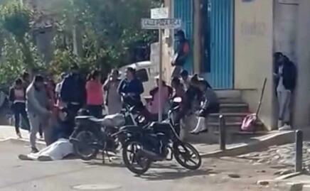 Muere motociclista al impactarse contra otro en Azumiatla