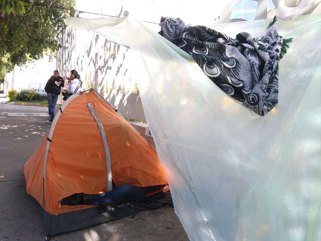 Familia Bolaños monta campamento en el hospital para velar por heridos de Xochimehuacán