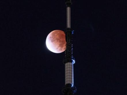 Las mejores fotos del eclipse de luna más largo del siglo