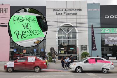 Cliente protesta en agencia de Dodge en Puebla por vehículo defectuoso
