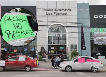 Cliente protesta en agencia de Dodge en Puebla por vehículo defectuoso