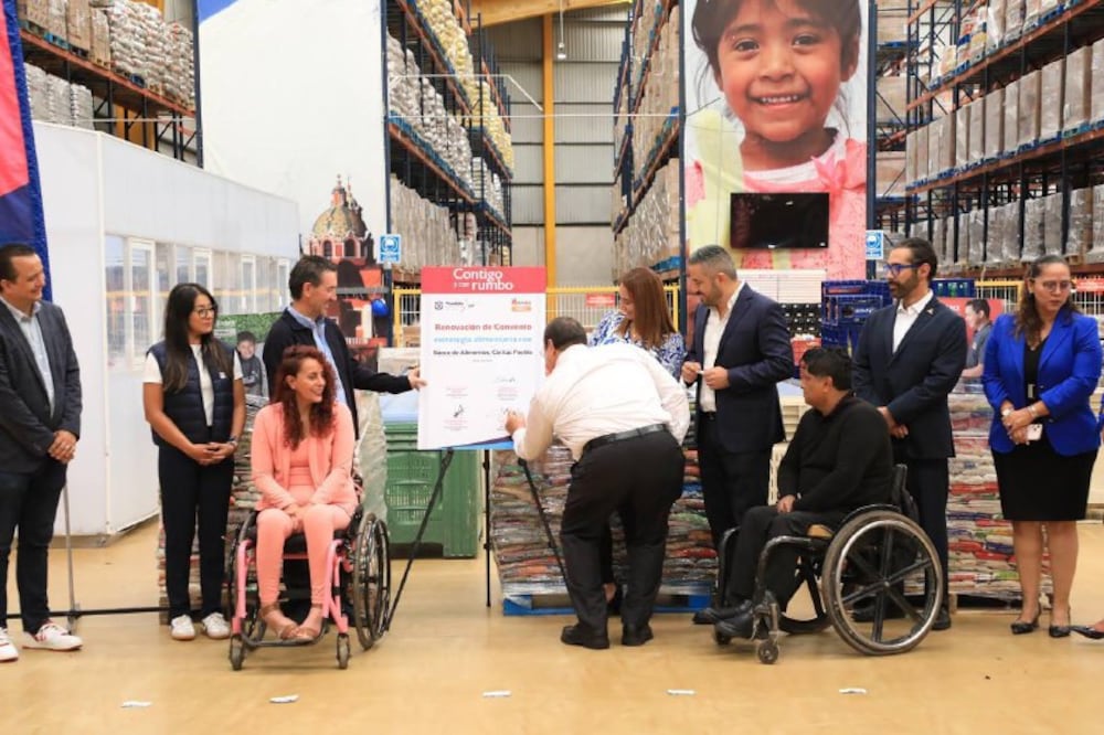 La firma fue encabezada por el alcalde Adán Domínguez | Foto Especial