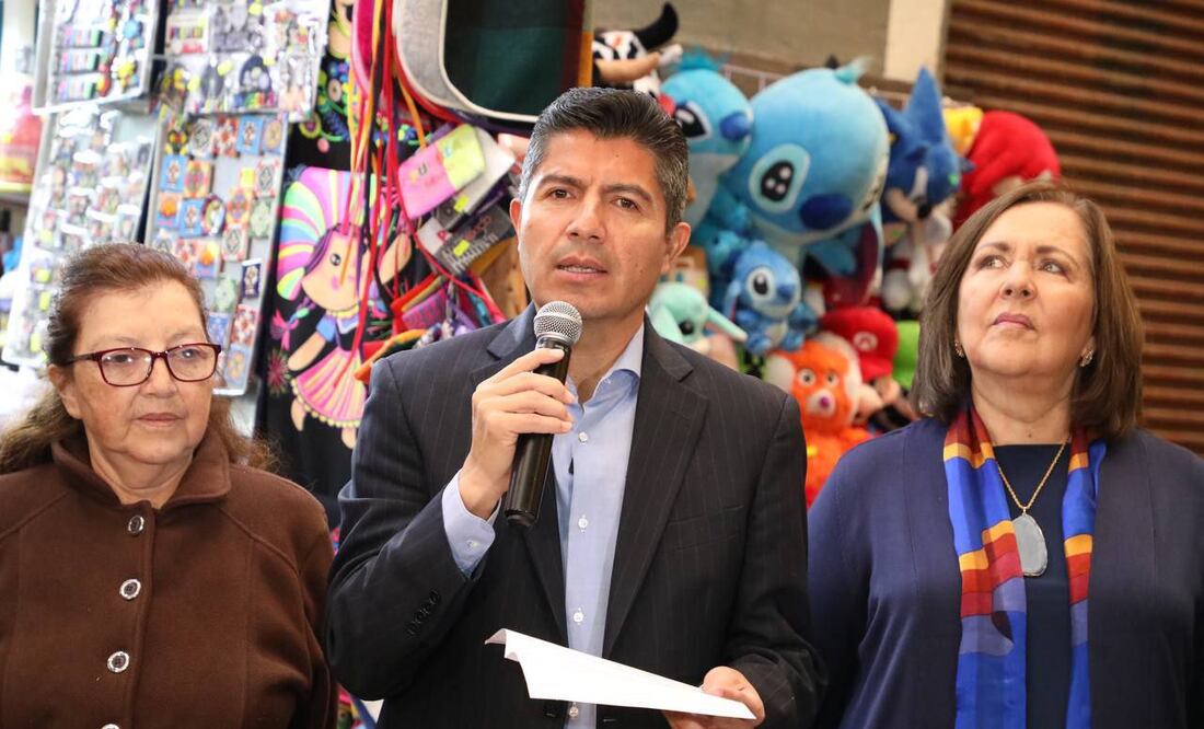 Eduardo Rivera entregó créditos a mujeres emprendedoras | Agencia Es Imagen para El Universal Puebla