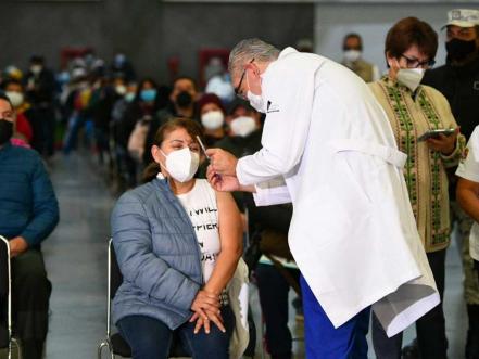 Desde Puebla inicia SEP federal vacunación de refuerzo a maestros