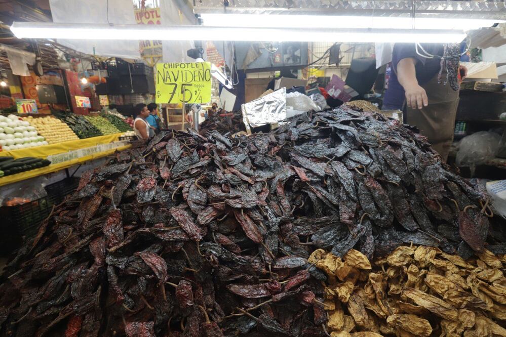 Los chiles chipotles navideños son muy demandados en esta época | Foto: EsImagen
