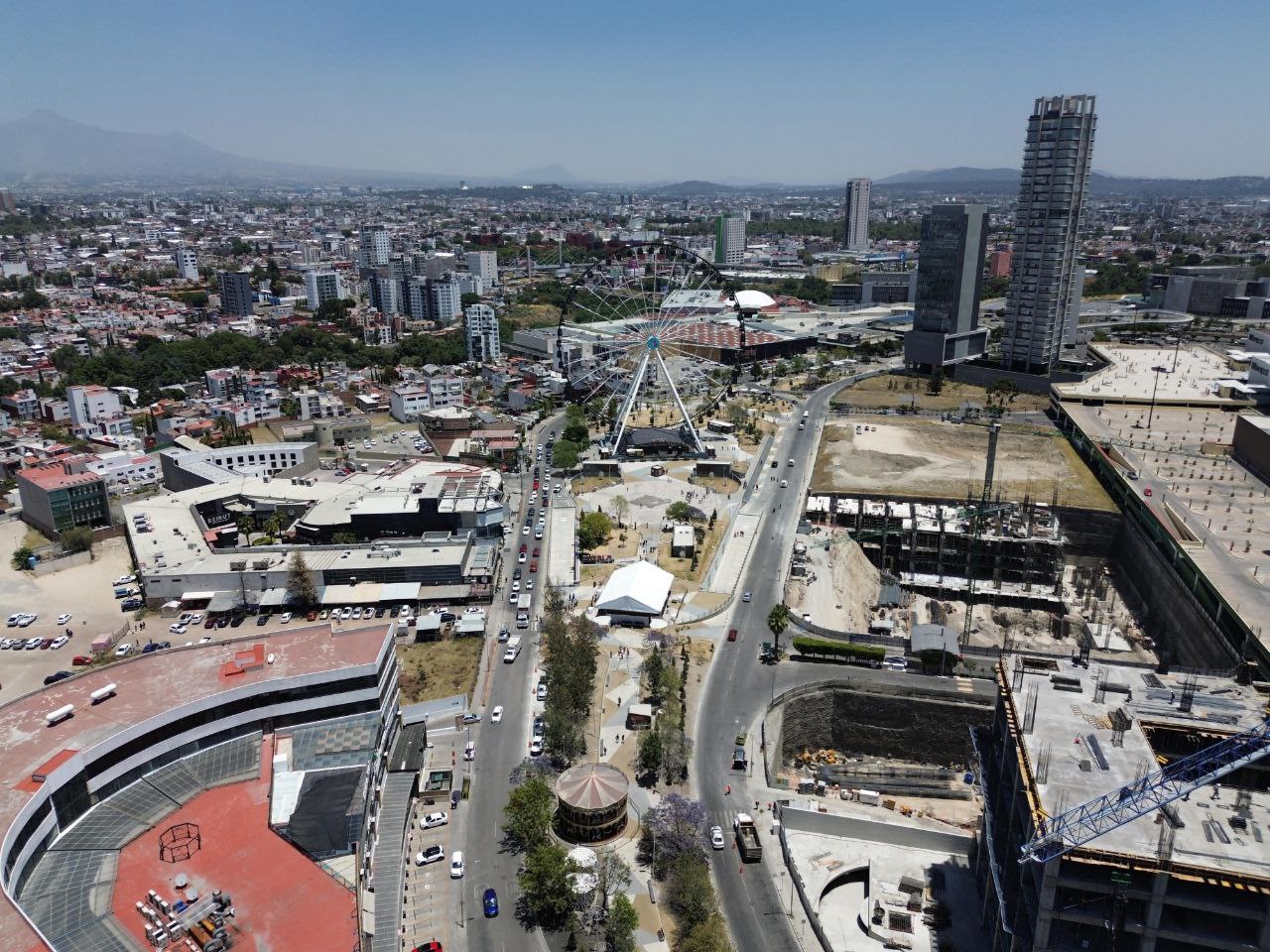 Pepe Chedraui supervisa obras en avenida Osa Mayor | Foto: Ayuntamiento de Puebla