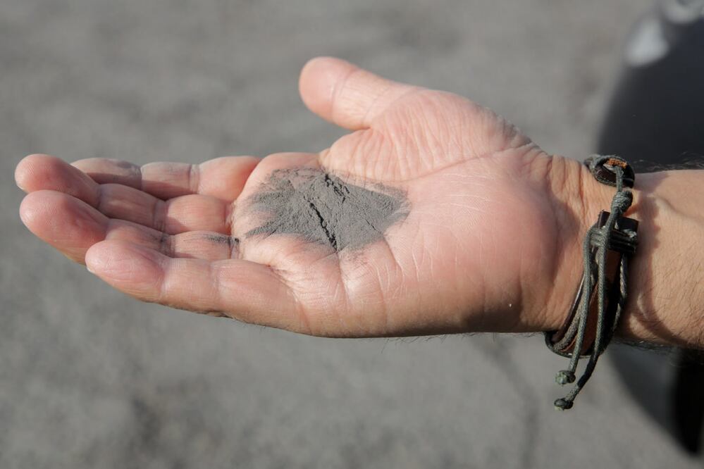 Las calles de Puebla fueron cubiertas de ceniza del Popocatépetl | Foto: EsImagen