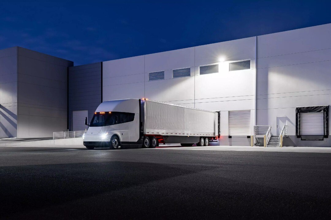 Tesla anunció que iniciará la producción de su primer camión eléctrico