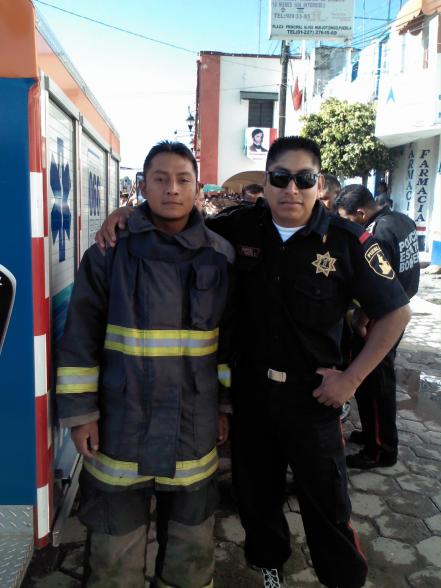 Bombero héroe. Él salvó a los perritos del socavón