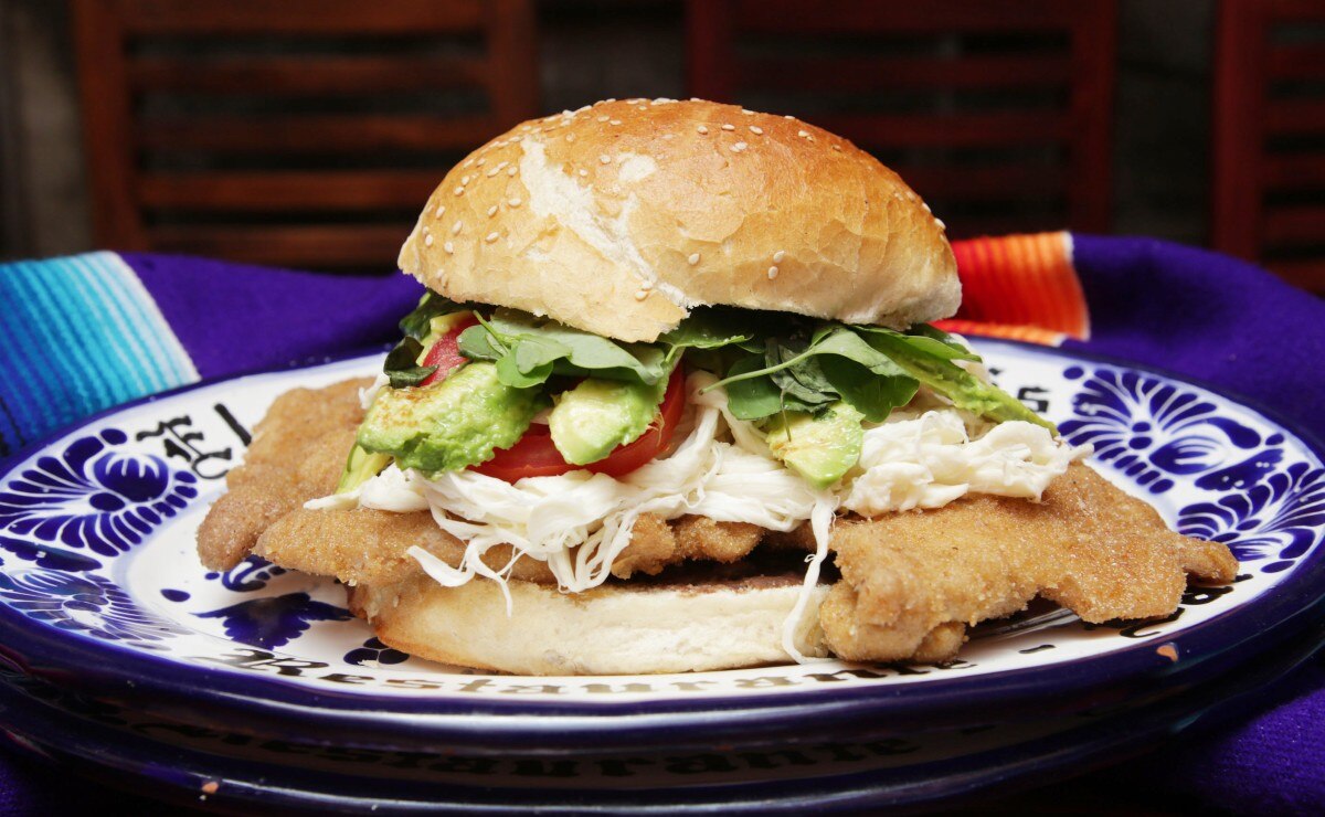 ¿Por qué la auténtica cemita poblana debe llevar pápalo?