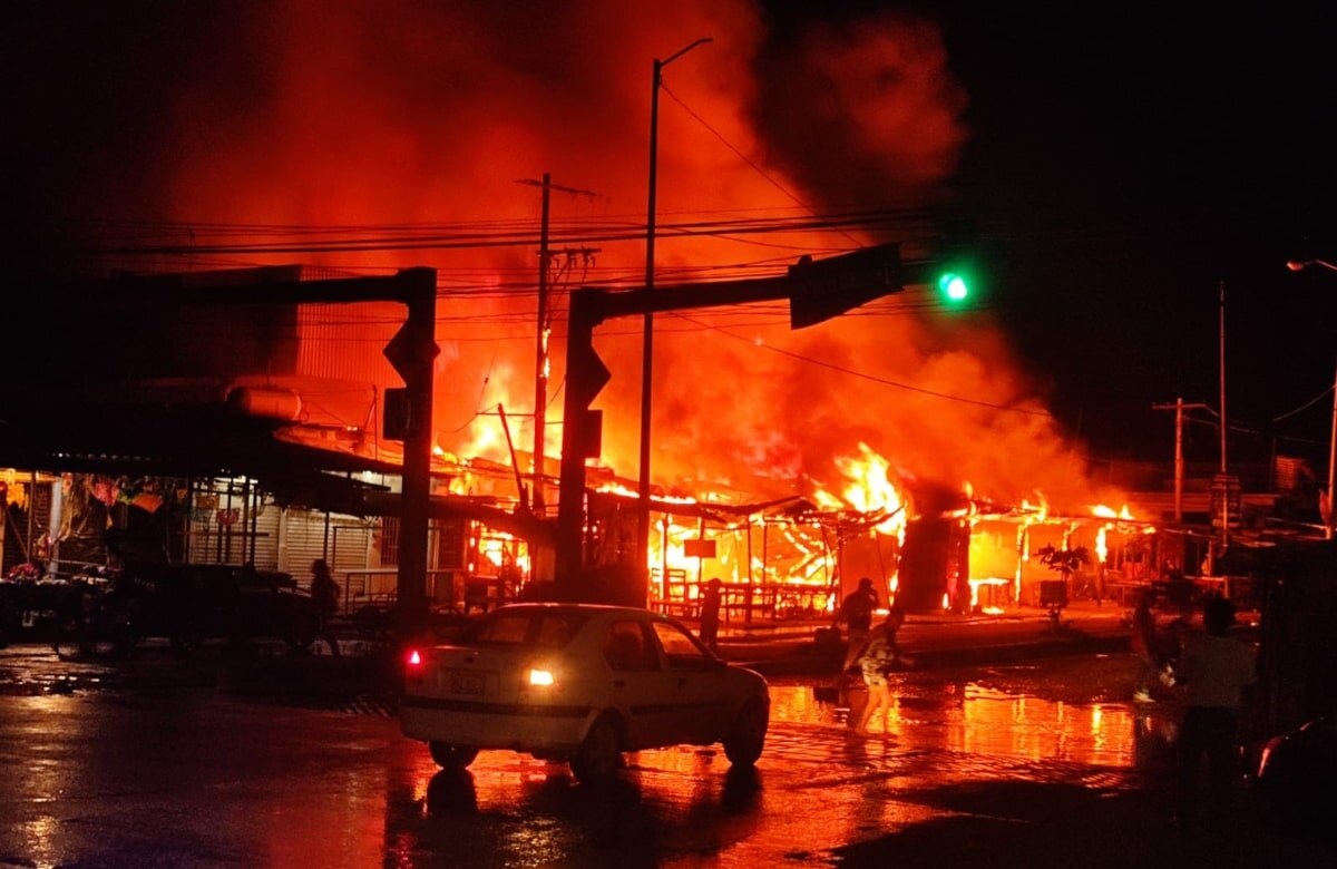 Incendio consume 20 puestos semifijos en la Central de Abastos de Acapulco