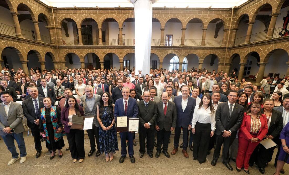 Pepe Chedraui rindió protesta ante los miembros de AALMAC | Foto: Ayuntamiento de Puebla