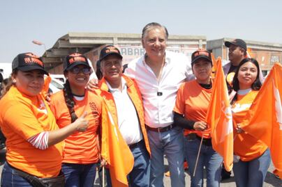 Fernando Morales visita el mercado de Tepeaca y conversa con locatarios