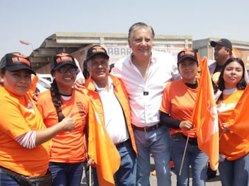 Fernando Morales visita el mercado de Tepeaca y conversa con locatarios
