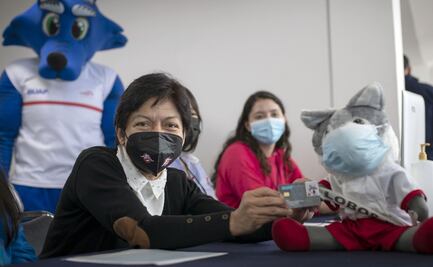 Lilia Cedillo entrega credenciales a estudiantes de la BUAP