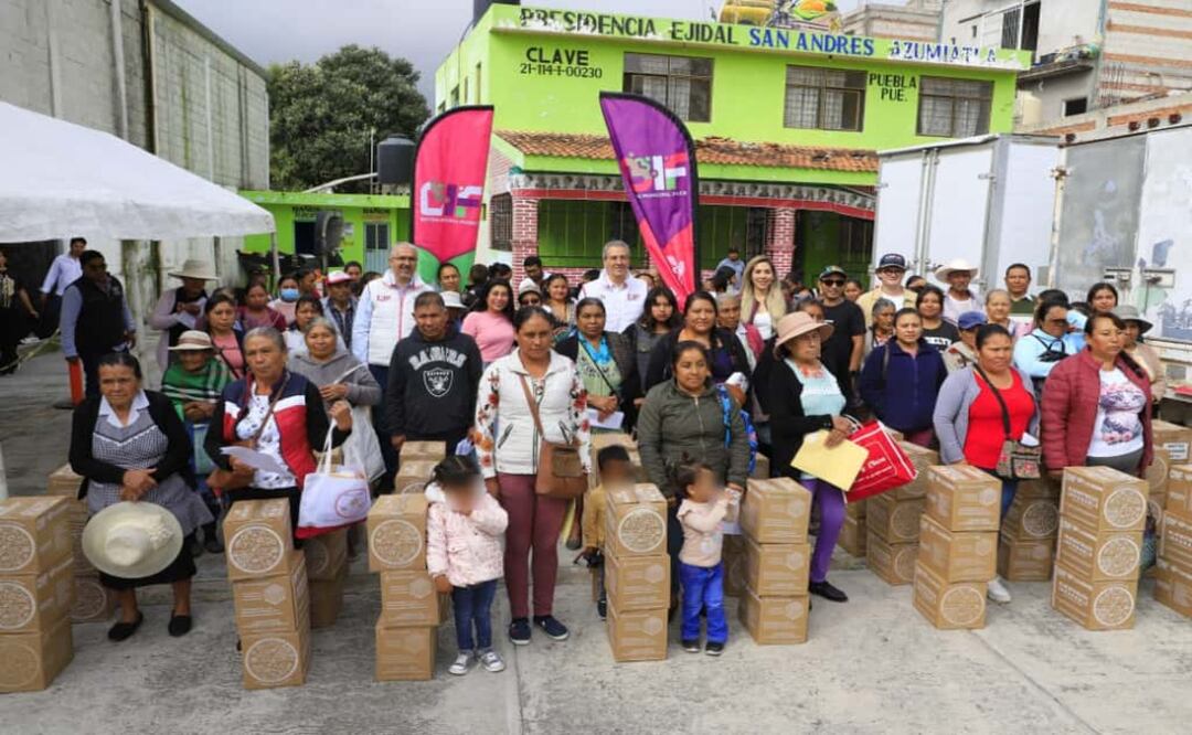 “Con la entrega de estas despensas reafirmamos la convicción y el compromiso absoluto con el bienestar de quienes habitan el municipio”: SMDIF | Foto: Ayuntamiento de Puebla