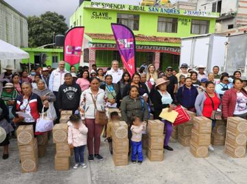 Entrega Pepe Chedraui apoyos alimentarios en Azumiatla