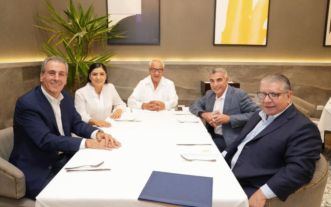 Pepe Chedraui se reunió con ex alcaldes de Puebla | Foto: Especial