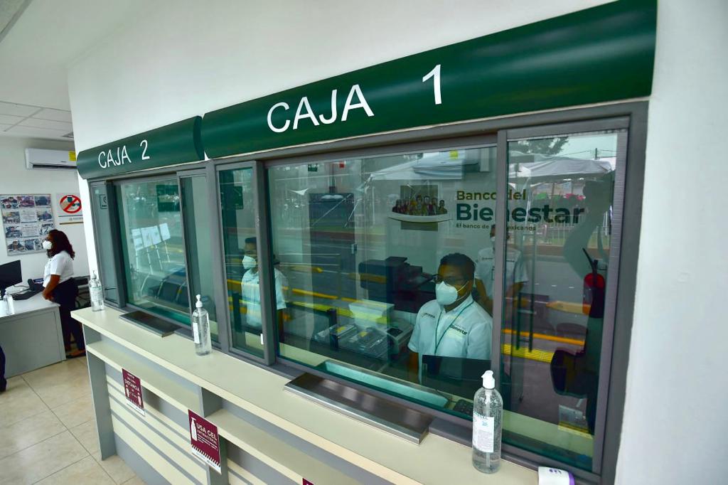Estos puestos son cruciales para garantizar que los usuarios reciban un servicio eficiente y de calidad, contribuyendo directamente a la inclusión financiera y al acceso de los mexicanos a servicios bancarios en áreas donde antes no estaban disponibles. 

Foto: Producción El Universal Puebla