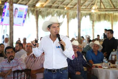 Lalo Rivera se compromete con ganaderos de Xicotepec