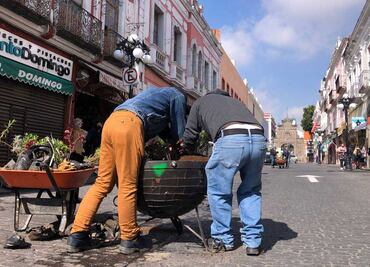 Colocan macetones para fijar el doble sentido en la “calle de los dulces”