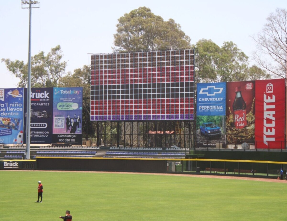 Nueva pantalla del Estadio Hermanos Serdán