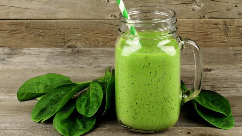 El jugo verde, que combina piña, manzana, pepino, espinaca, perejil y limón, es una alternativa refrescante y rica en nutrientes que puede ayudarte a reducir la inflamación del estómago y mejorar la salud digestiva.

Foto: Producción El Universal Puebla