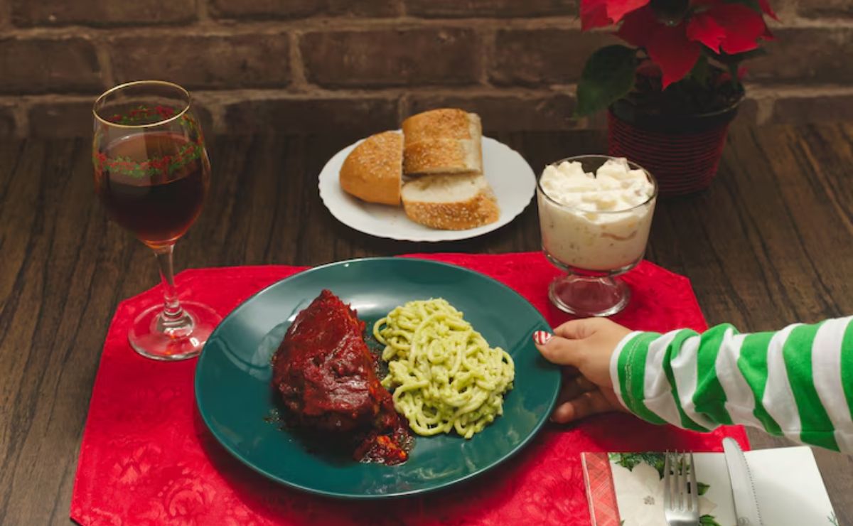  La abundancia de comidas copiosas, el exceso de grasa, azúcar y bebidas, sumado al ritmo acelerado de las celebraciones, afecta negativamente nuestro sistema digestivo, provocando molestias que pueden arruinar la experiencia festiva.

Foto: Producción El Universal Puebla 