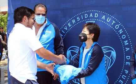 Deportistas de la BUAP reciben uniformes de la rectora Lilia Cedillo 