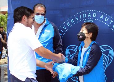 Deportistas de la BUAP reciben uniformes de la rectora Lilia Cedillo