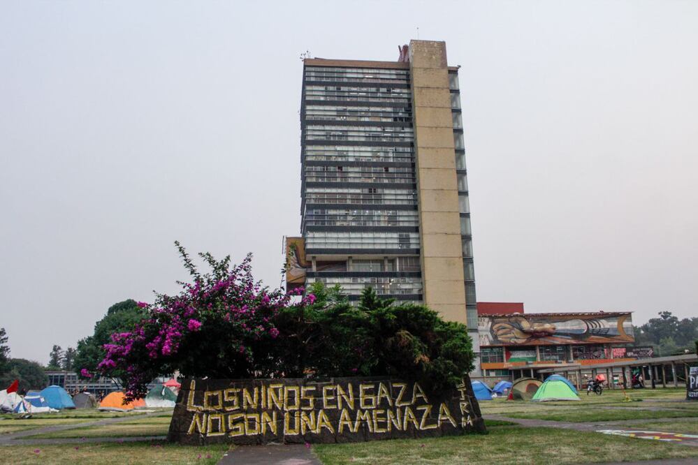 La estudiante poblana se está formando en el área de la salud | Foto: EsImagen