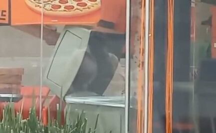 Captan a trabajador de Little Caesars sacando cajas de pizza de la basura