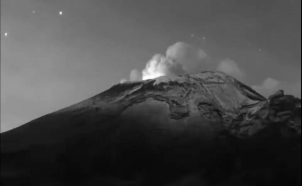 El volcán Popocatépetl expulsó material incandescente y mantuvo un episodio de tremor de moderada amplitud con emisión de ceniza | Foto: Twitter @webcamsdemexico