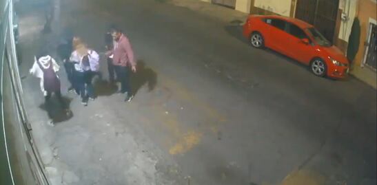 ¡Le roban hasta la sudadera! Captan asalto contra estudiantes en Barrio de Santiago